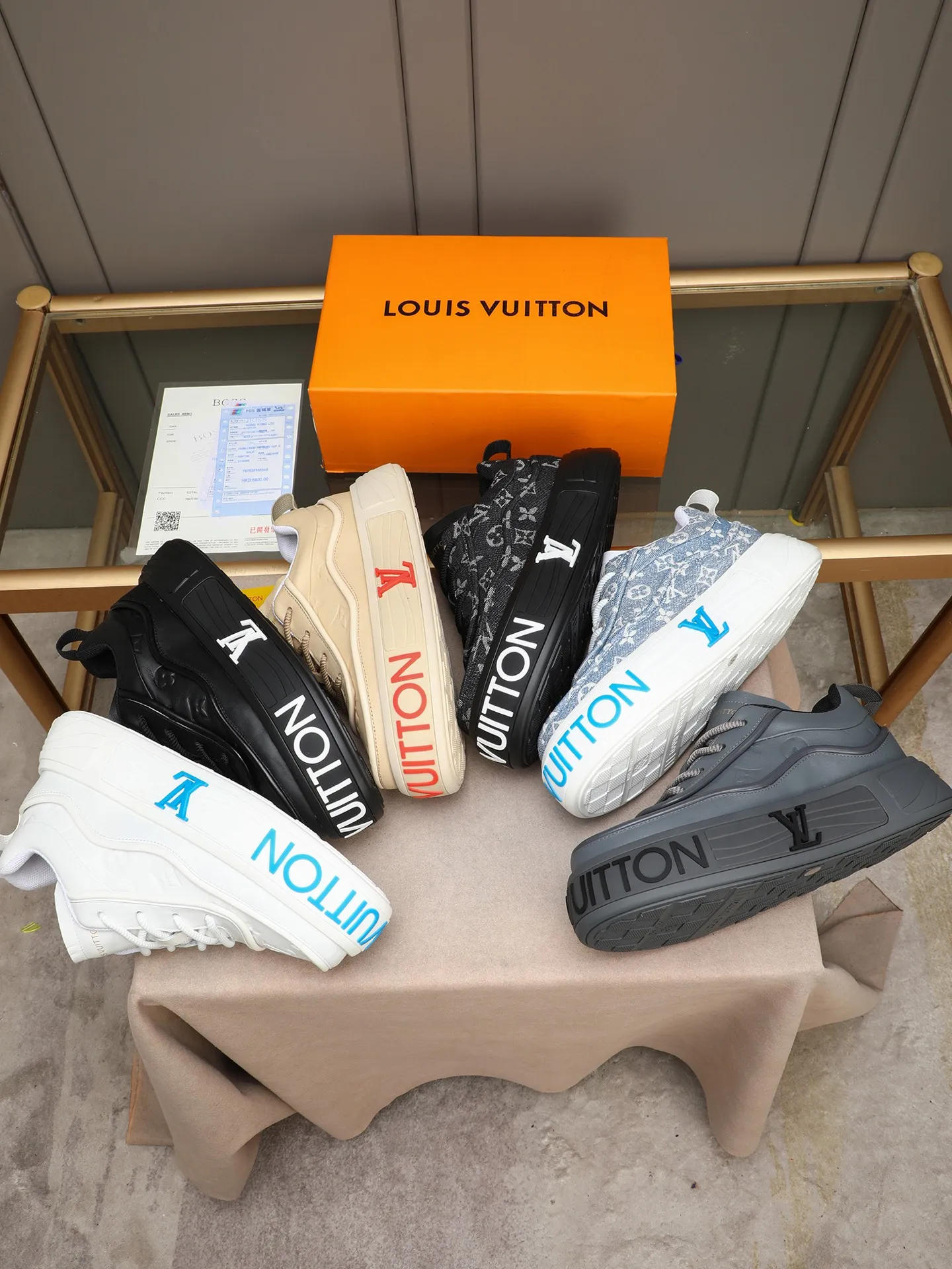 Men's men's shoes 💰560 LV are fashionable and fashionable, and the uppers are made of imported cowhide embossing! Super trendy design! It’s eye-catching! The leather is soft, delicate, shiny and translucent, showing the ultimate in pure handcraftsmanship, and the mesh is soft, comfortable and breathable! Size: 39-44 (38 45 customized)